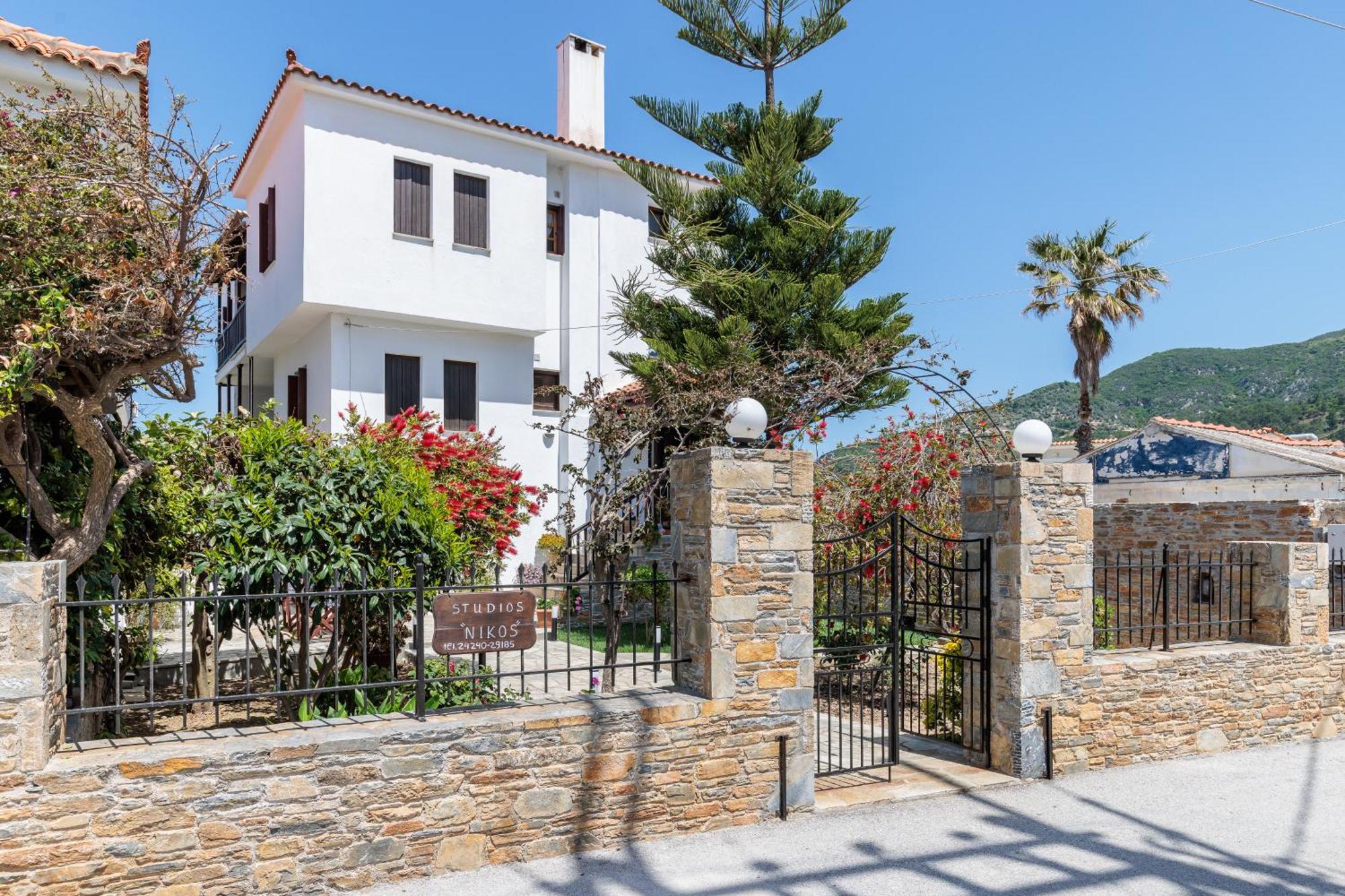 Nikolaos Studios Apartments Skopelos Town Exterior foto